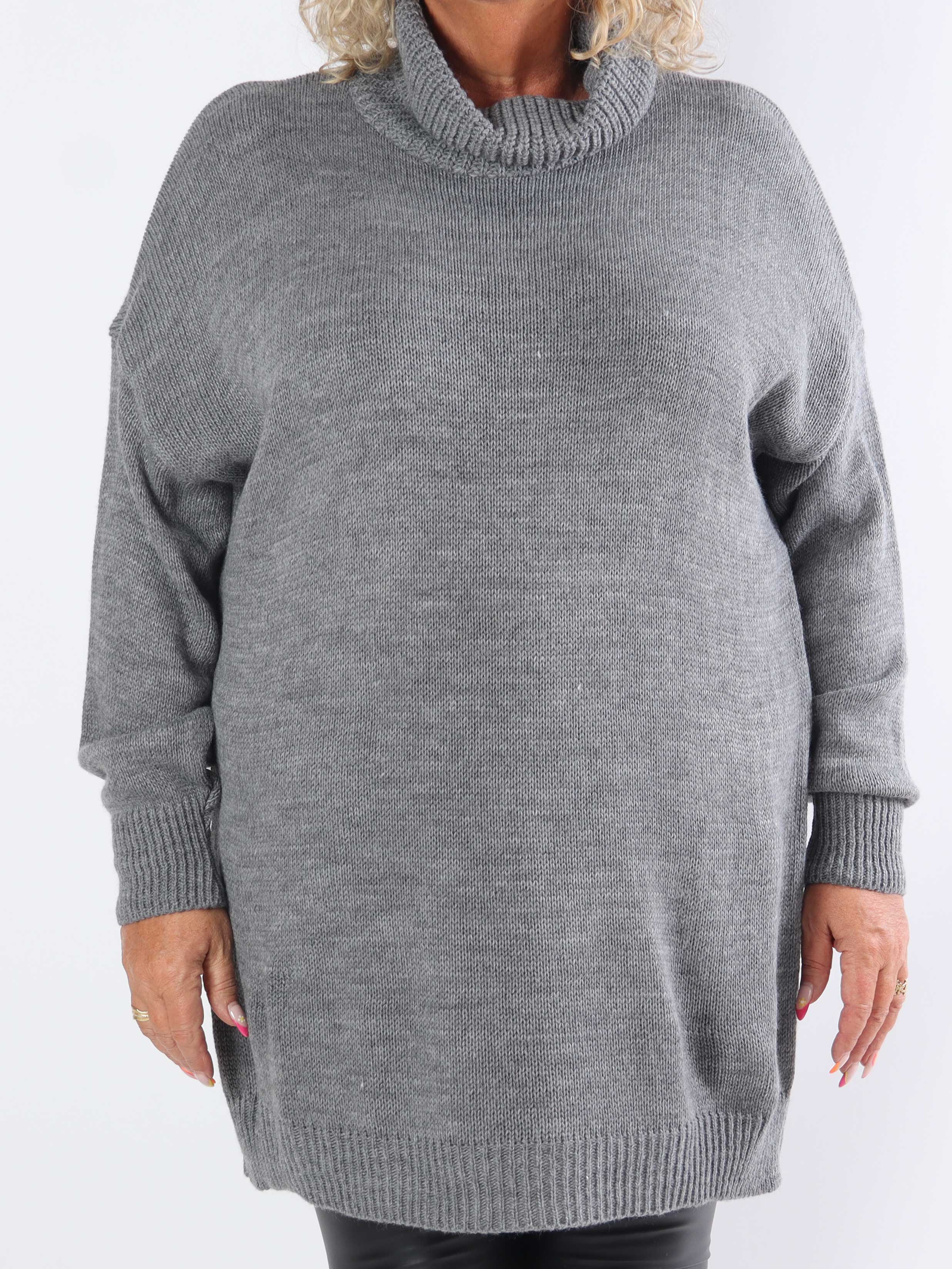 Blair - Enfärgad stickad klänning i plus size med polokrage